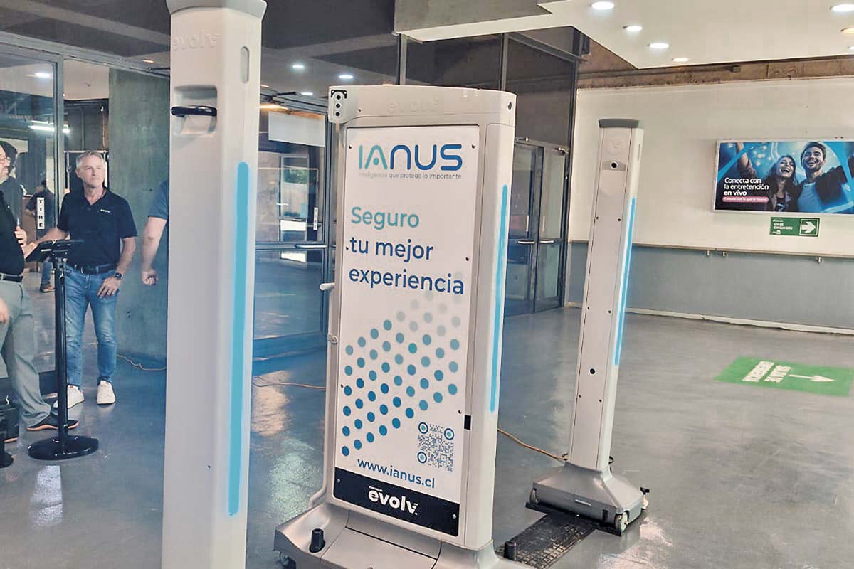 <p>Violencia en las escuelas activa el negocio de los pórticos de armas en Chile</p>