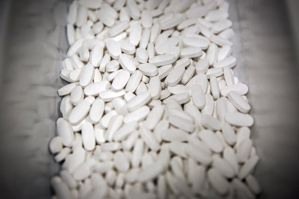 <p>Farmacéuticas enfrentarán un arancel del 100% en EEUU a menos que bajen precios o fabriquen en ese país</p>