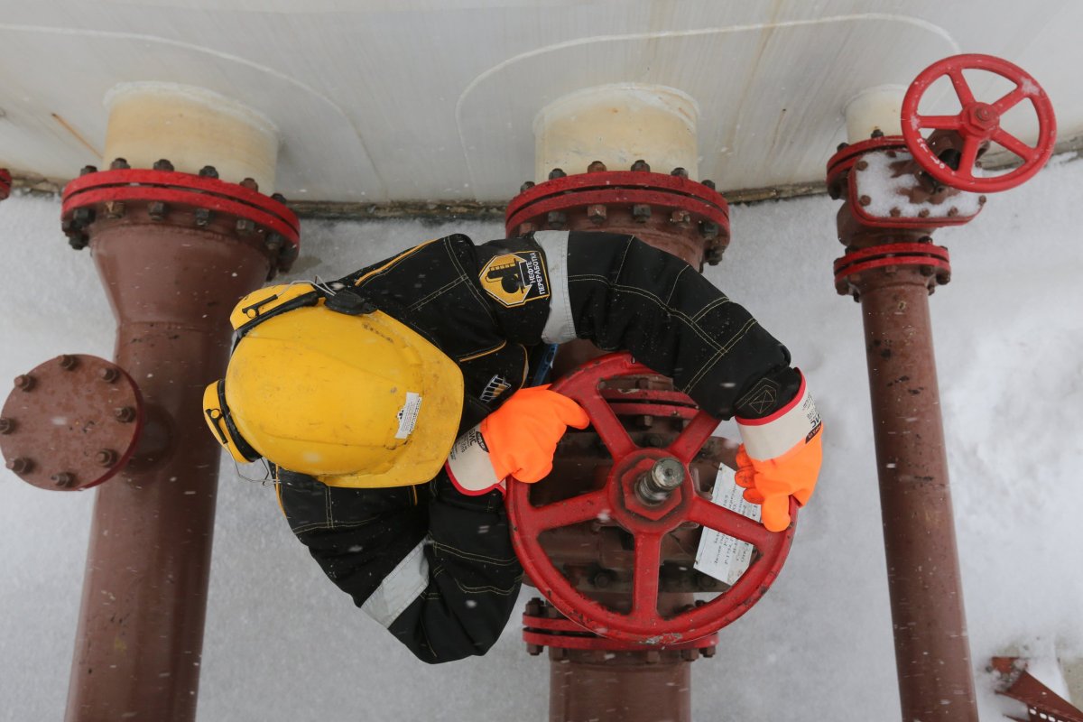 Bloomberg: La OPEP+ planea un aumento simbólico de las cuotas petroleras en medio de la guerra