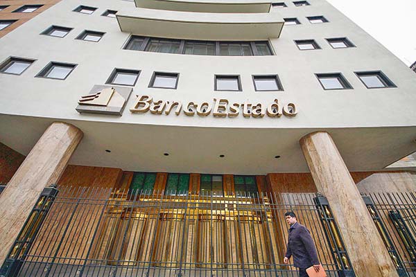<p>BancoEstado apuesta por gratuidad en transferencias y elimina cobro de $ 300 desde CuentaRUT hacia otros bancos</p>