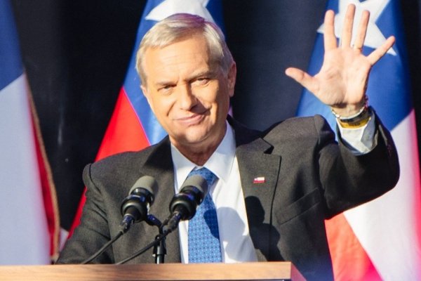 <p>Efecto alza de los combustibles no se agota: aprobación de Kast cae dos puntos al 42%</p>