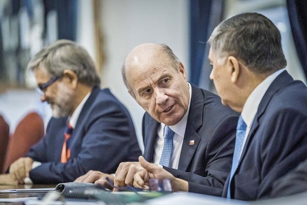 <p>El ministro de Hacienda, Jorge Quiroz, este lunes en el comité político ampliado en La Moneda.</p>