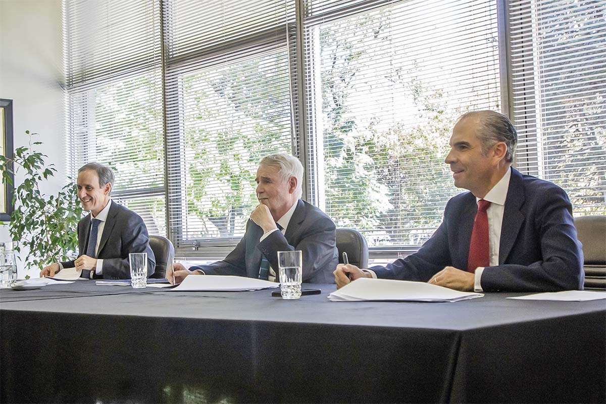 <p>15.34 horas. Se inició la junta de accionistas de Cristalerías Chile en la planta de Padre Hurtado.</p>