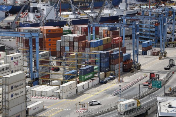 <p>Exportaciones chilenas eluden el primer mes de guerra y aceleran el paso, mientras que las importaciones de petróleo crecen con fuerza</p>