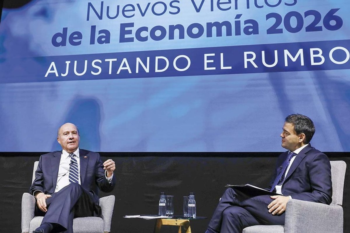<p>El ministro Quiroz durante la entrevista realizada por el director de Diario Financiero, José Tomás Santa María, en el seminario de Sofofa y la UDD.</p>