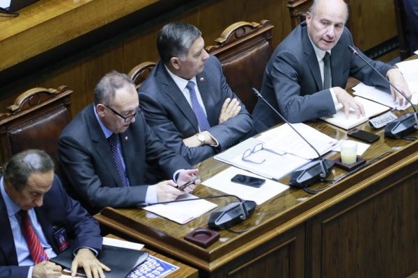 <p>Gobierno agenda reunión clave de ministros en La Moneda para resolver los nudos del proyecto misceláneo de reconstrucción</p>