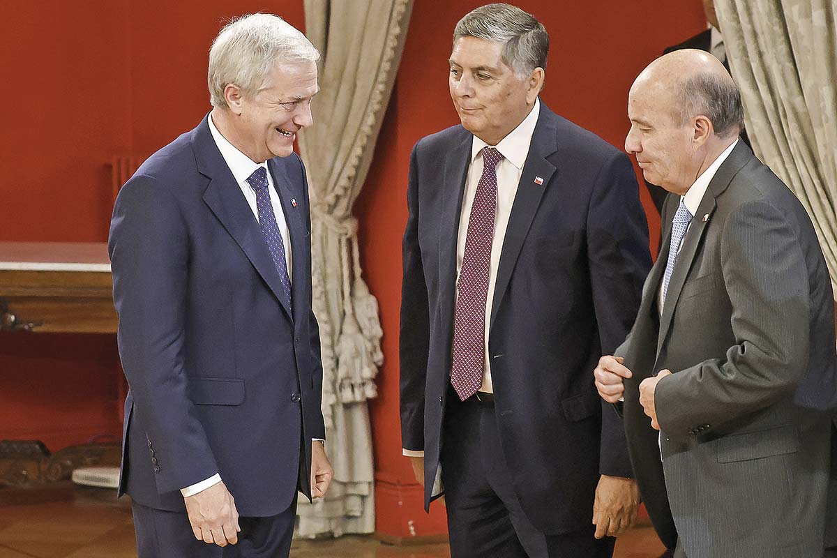 <p>El Presidente Kast junto con sus ministros del Interior, Claudio Alvarado, y de Hacienda, Jorge Quiroz. Foto: Aton.</p>
