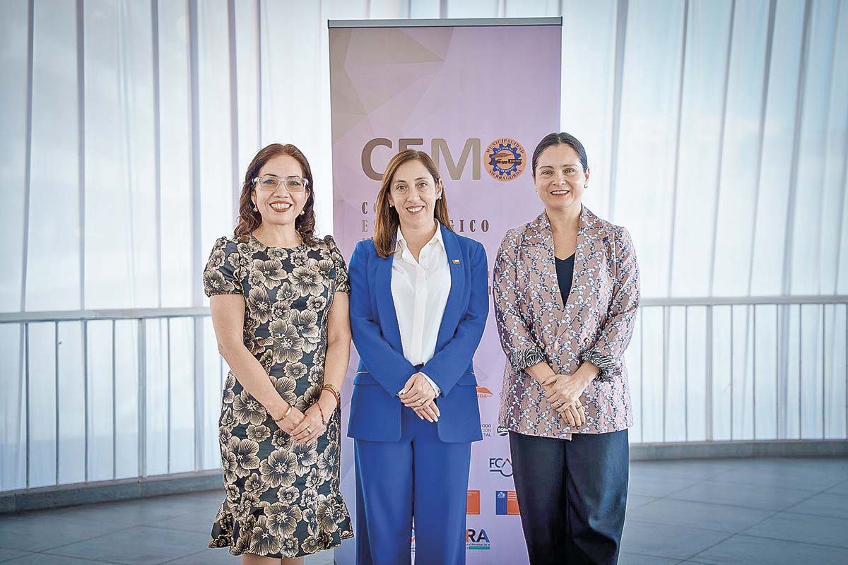 <p>Adriana Rivera, alcaldesa de Sierra Gorda (izq.); Katherine López, delegada presidencial de Antofagasta (centro)y Lorena Ramírez, gerenta de asuntos corporativos y comunicaciones de BHP Spence (der.).</p>