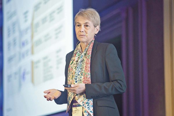<p>Kathrin Muehlbronner, senior vice president y responsable de la clasificación soberana de Chile de la agencia.</p>