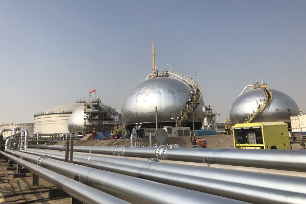 <p>Arabia Saudita informa que los ataques de Irán han recortado su capacidad de producción de petróleo en 600 mil barriles diarios</p>