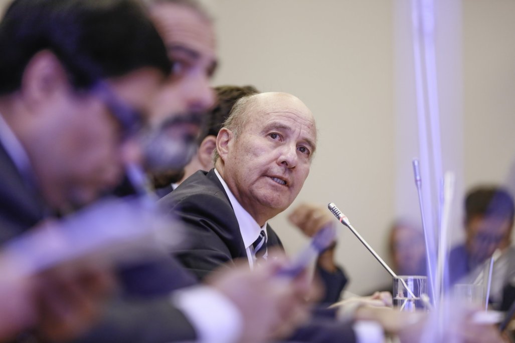 Quiroz presenta cambios a la ley miscelánea ante parlamentarios oficialistas y se mantiene el suspenso por su fecha de ingreso al Congreso