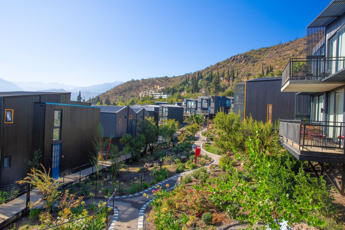 <p>Pueblo La Dehesa, el proyecto boutique de arriendo flexible que inauguró el Grupo Altas Cumbres</p>