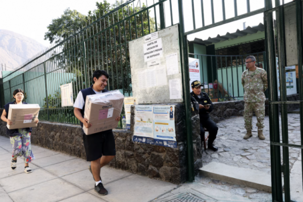 Perú inicia jornada electoral con más de 30 candidatos presidenciales y segunda vuelta casi segura