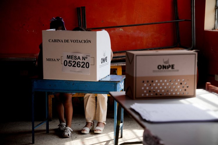<p>Perú extiende el plazo para votar en las elecciones generales tras retrasos en los centros de votación</p>