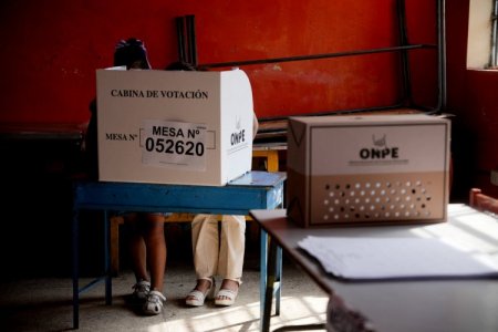 Perú extiende el plazo para votar en las elecciones generales tras retrasos en los centros de votación