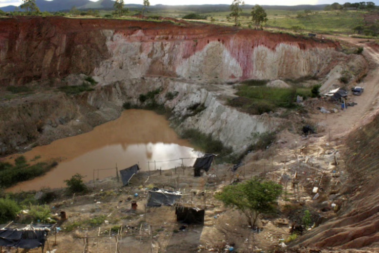 <p>Venezuela espera volver a atraer empresas extranjeras a su sector minero</p>