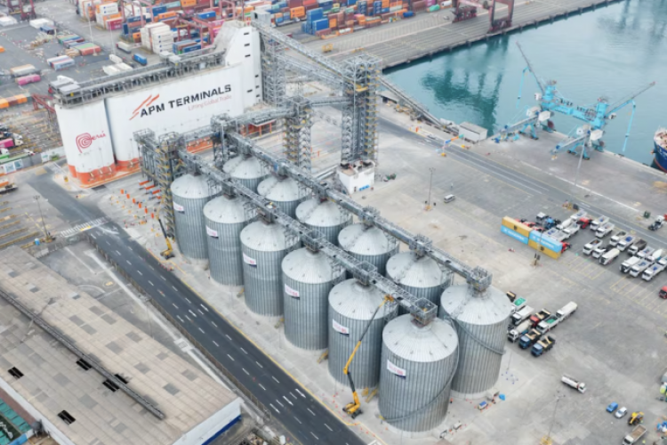 <p>Movimiento de carga en puertos en Perú supera los 10,5 millones de toneladas en primer bimestre 2026</p>