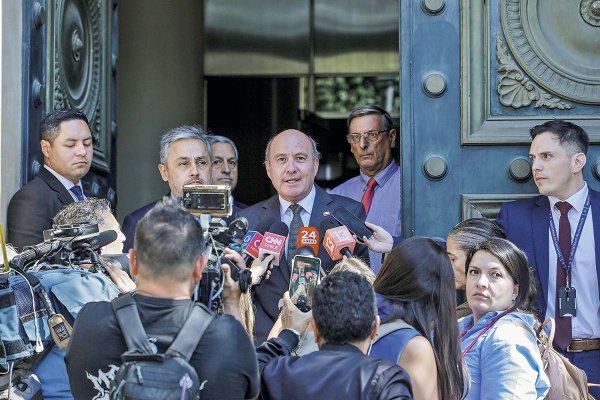 <p>El ministro de Hacienda, Jorge Quiroz, habló sobre el proyecto en el frontis del Ministerio de Hacienda.</p>