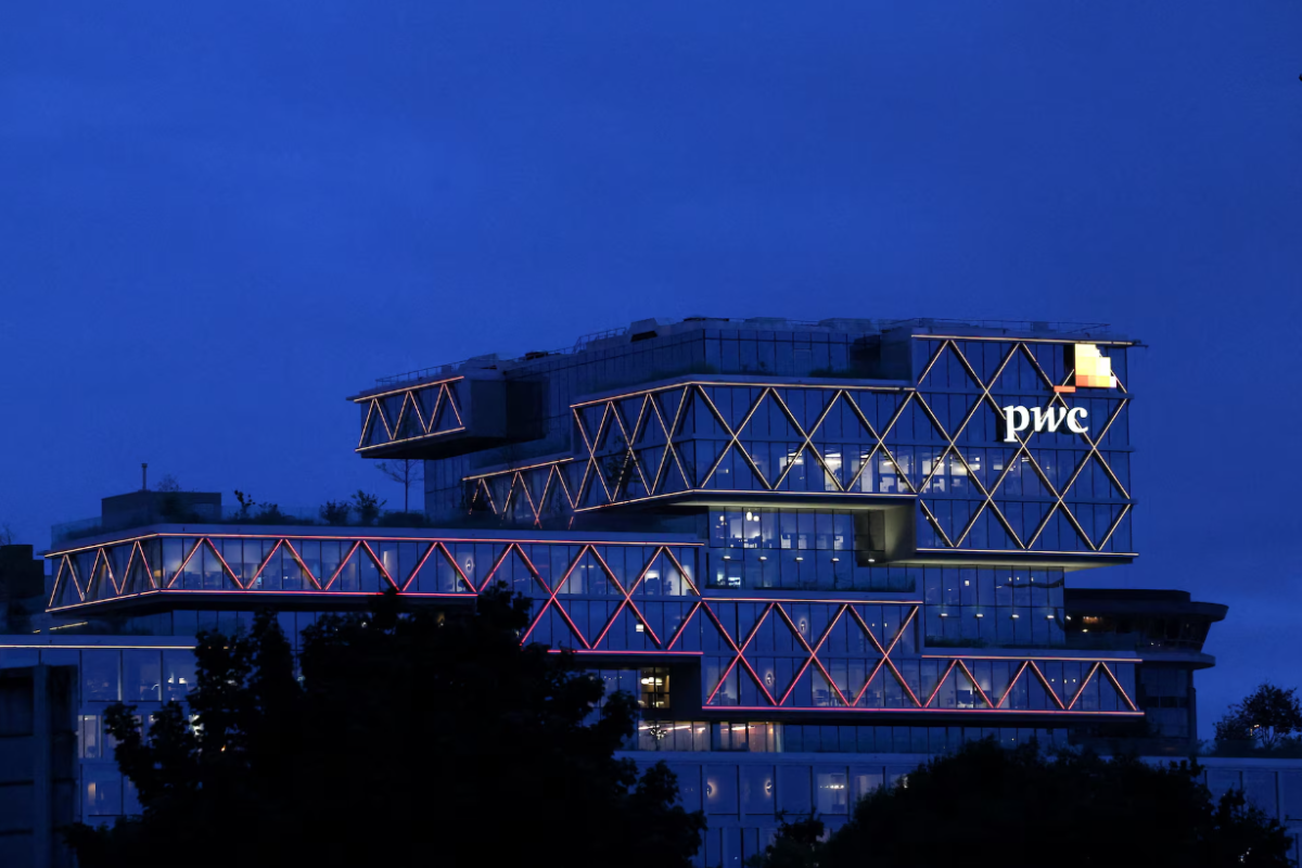 <p>PwC planea una reestructuración de su negocio global de consultoría ante al auge de la IA</p>