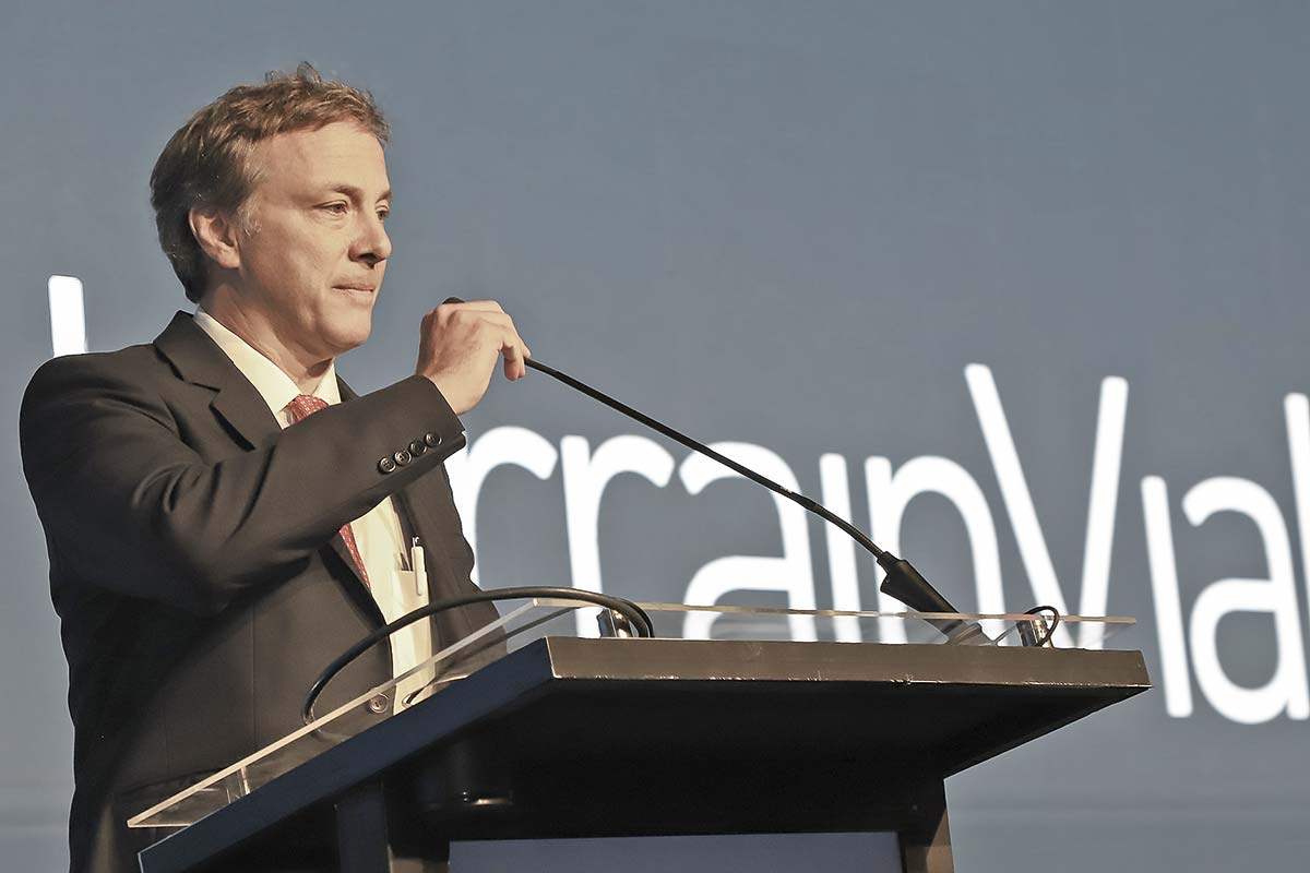 <p>El entrante gerente general de la matriz de LarrainVial, Andrés Trivelli, en su primer seminario al mando del grupo. Foto: Julio Castro.</p>