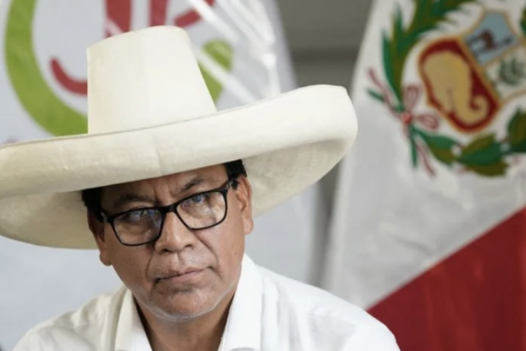 <p>Vuelco en elecciones de Perú: candidato de izquierda supera a López Aliaga y competiría con Keiko Fujimori en segunda vuelta presidencial</p>