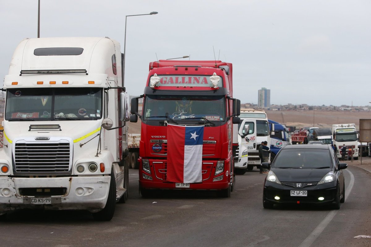 <p>Camioneros de Tarapacá anuncian paro y bloqueo de rutas por alza de combustibles: “Hoy el transporte está subsidiando al cliente”</p>