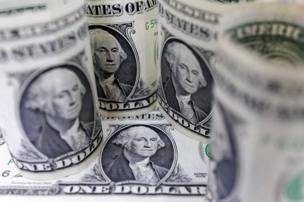 Dólar abre con leve alza cerca de $ 890 ya que mercados se calman en espera de novedades sobre el conflicto en Medio Oriente