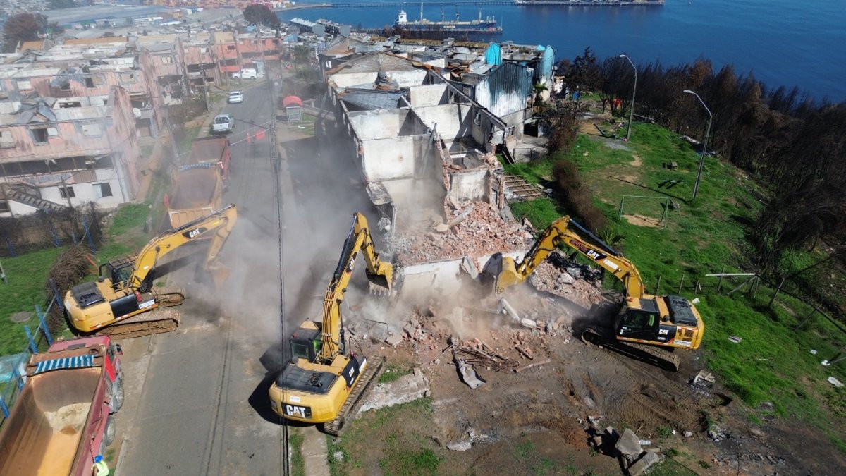 Incendios forestales: ministro Poduje inicia tareas de demolición y advierte que si no se aprueba la reforma “se complica la reconstrucción”