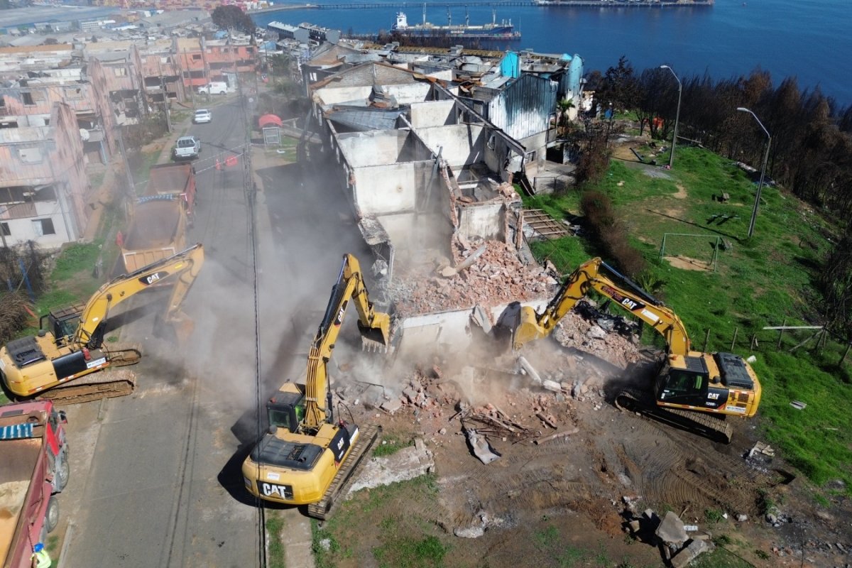 <p>La demolición incluye 720 departamentos en los 49 edificios que resultaron con daños estructurales irreparables en la población Ríos de Chile, en Lirquén.</p>