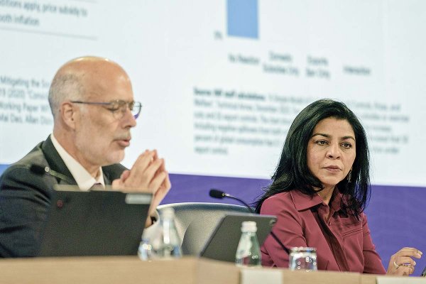 <p>Rodrigo Valdés, director del Departamento de Finanzas Públicas del FMI, en la presentación del infiorme. Foto: Bloomberg</p>