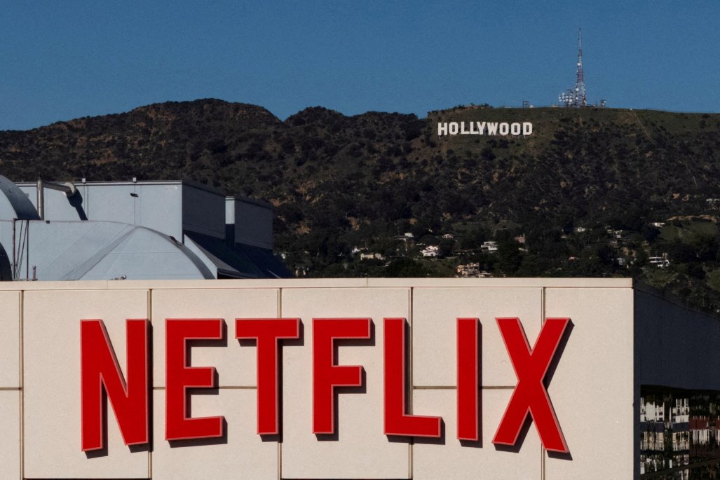 La acción de Netflix cae cerca de 9% tras informar una proyección por debajo de lo esperado y por la salida de su cofundador