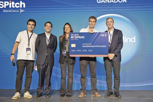 Los fundadores de WaterMind junto a los organizadores. Foto: Jonathan Duran