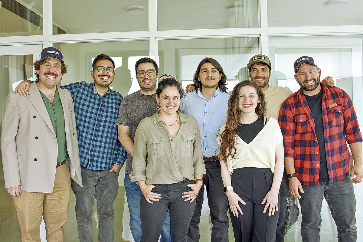 <p>Los fundadores, Diego Gutiérrez (primero a la izq) y Alejandro Bisquertt (último a la der) junto al equipo de Codebreaker Bioscience.</p>