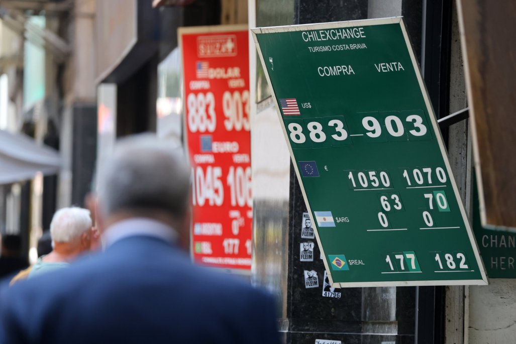 Dólar abre a la baja cerca de $ 880 mientras crecen las esperanzas de un pronto acuerdo entre Irán y EEUU