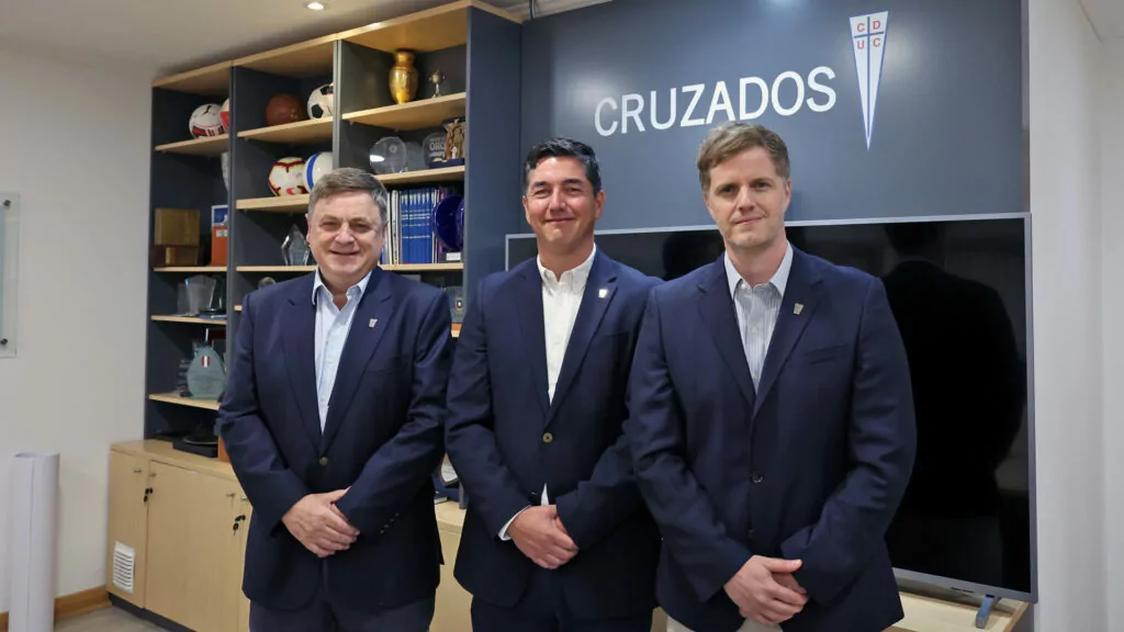 <p>En la foto el nuevo directorio de la UC: Hernán de Solminihac, primer vicepresidente (izquierda), Matías Claro, presidente (centro) y Francisco Lavín, segundo vicepresidente (derecha). Foto: Comunicaciones Cruzados</p>