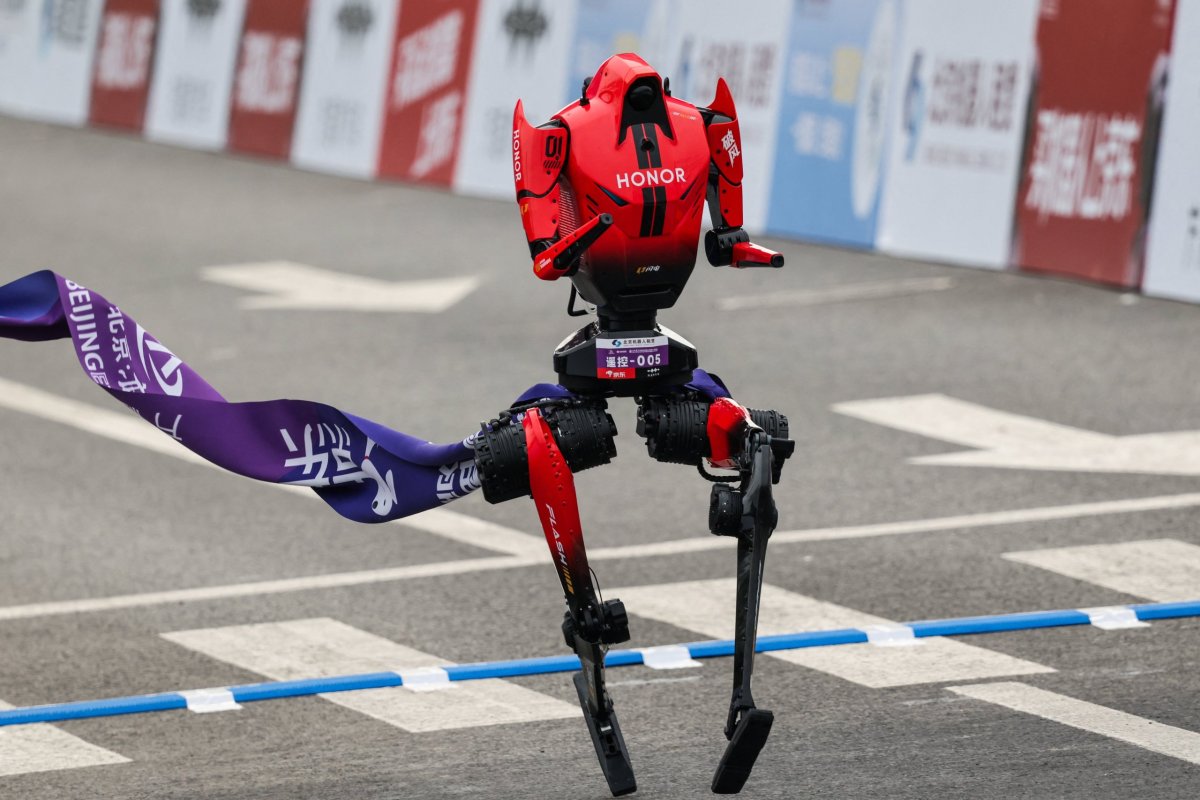 <p>El robot de la tecnológica china Honor Device completó media maratón en 50 minutos y 26 segundos. (Foto: Reuters)</p>