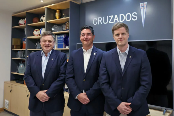 <p>En la foto el nuevo directorio de la UC: Hernán de Solminihac, primer vicepresidente (izquierda), Matías Claro, presidente (centro) y Francisco Lavín, segundo vicepresidente (derecha). Foto: Comunicaciones Cruzados</p>