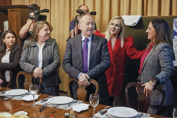 <p>El ministro García se trasladó a Valparaíso para la reunión. Foto: Aton.</p>