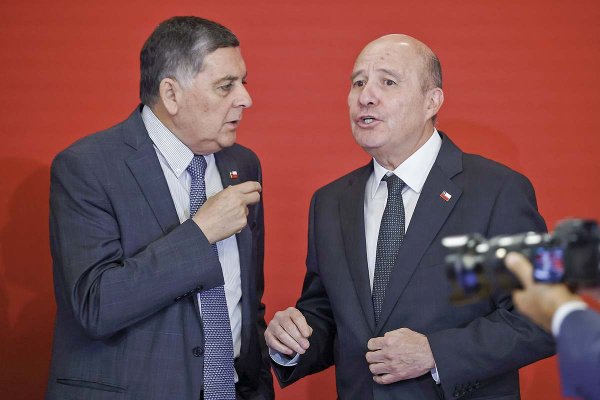 <p>Los ministros del Interior y de Hacienda, Claudio Alvarado y Jorge Quiroz. Foto: Aton.</p>