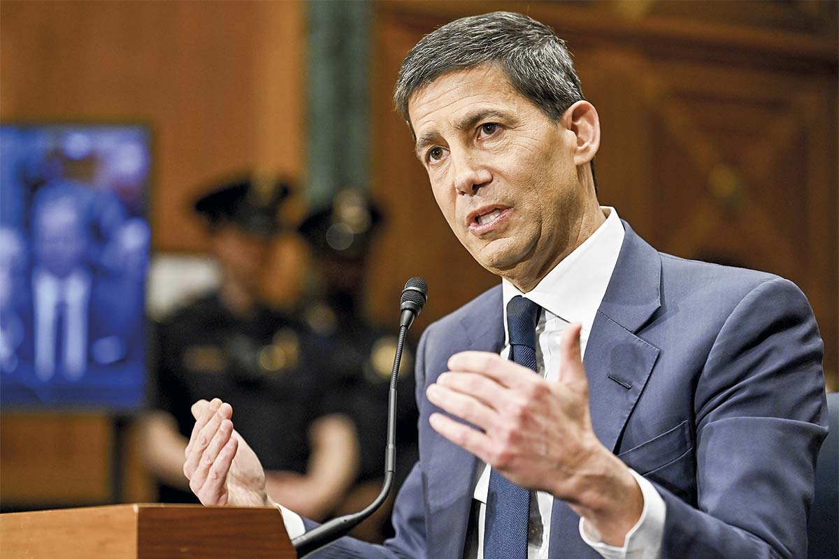 <p>Kevin Warsh fue gobernador de la Fed entre 2006 y 2011, enfrentando la crisis financiera junto a Ben Bernanke.</p>