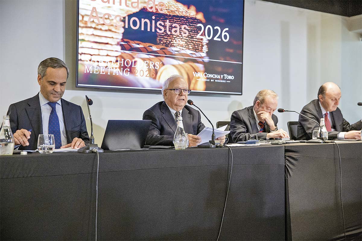 <p>Al centro, presidente de Concha y Toro, Rafael Guilisasti; y gerente general de la bodega, Eduardo Guilisasti. Foto: Jonathan Duran</p>