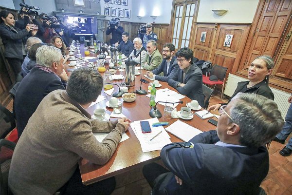 <p>Algunos de los autores del documento se reunieron con dirigentes de partidos de oposición este lunes. Foto: Aton.</p>