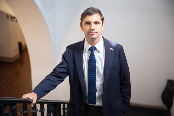 <p>“Uno no puede hacer distinciones por color político”: subsecretario fija postura sobre entrega de recursos a alcaldes</p>