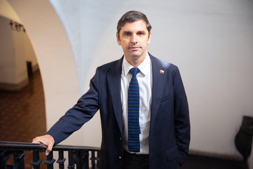 “Uno no puede hacer distinciones por color político”: subsecretario fija postura sobre entrega de recursos a alcaldes