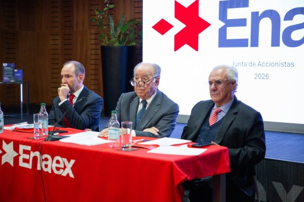 <p>Juan Andrés Errázuriz, gerente general de Enaex (a la izquierda); y Juan Eduardo Errázuriz, presidente del directorio de la firma (al centro). Foto: Jonathan Durán.</p>