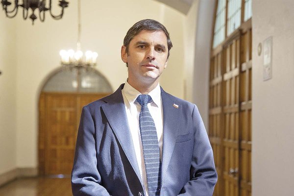 <p>“Uno no puede hacer distinciones por color político”: subsecretario de la Subdere fija postura sobre entrega de recursos a alcaldes</p>