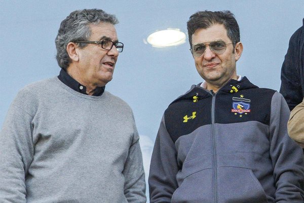 <p>Leonidas Vial (izq.) junto a Aníbal Mosa (der.) en tribuna viendo a Colo Colo, 2018. Foto: Aton.</p>