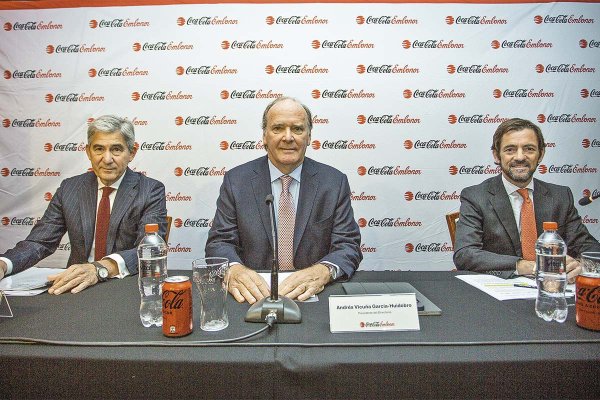 <p>Cristián Hohlberg, gerente general; Andrés Vicuña, presidente del directorio; y Juan Paulo Valdés, gerente legal corporativo.</p>