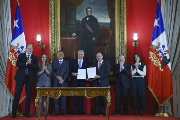 <p>Kast estuvo acompañado por los ministros del Comité Político durante la ceremonia de firma del proyecto esta mañana en el Palacio de La Moneda. (Foto: Aton Chile)</p>