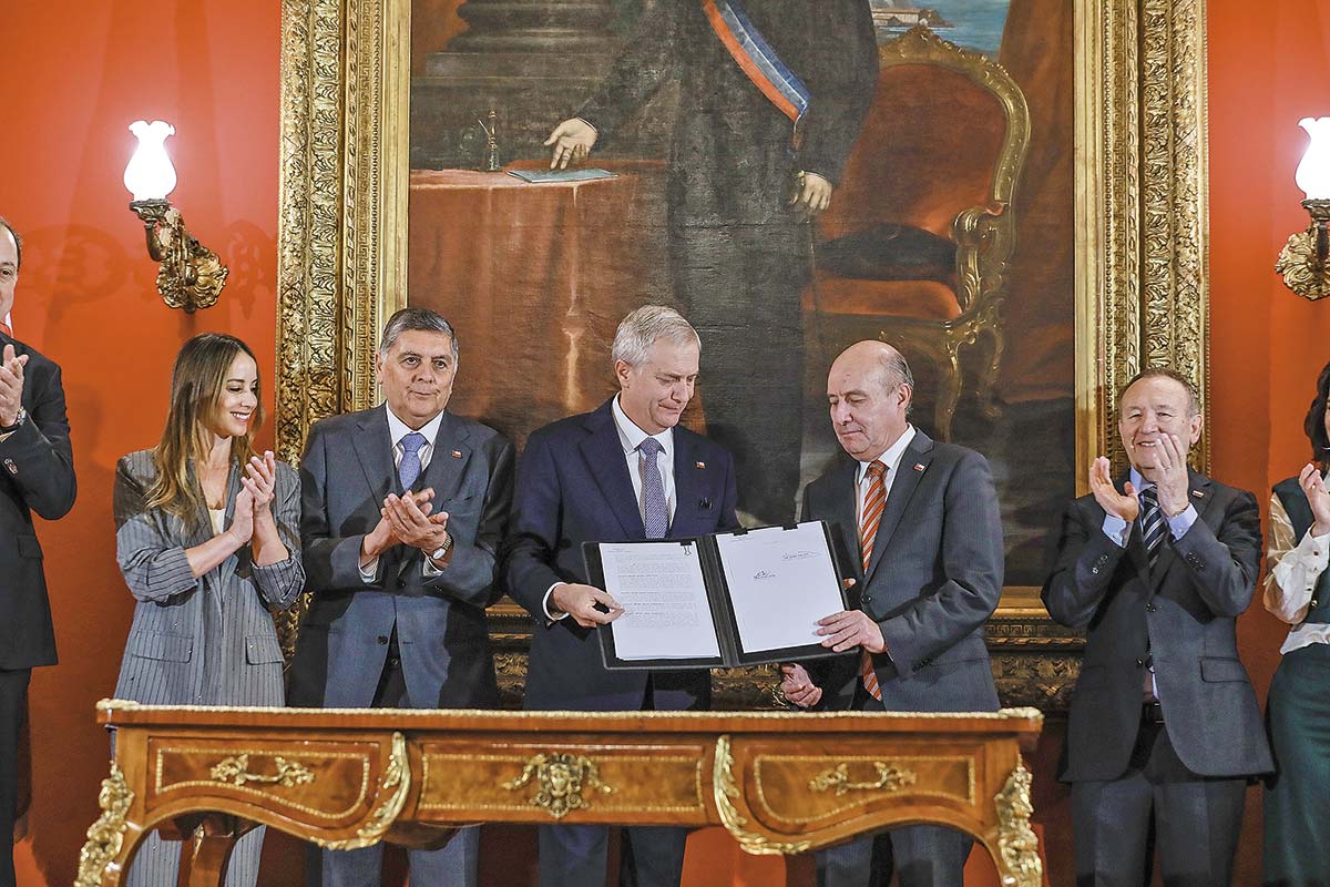 Cálculos sin recorte de gasto: recién en 2031 mayor PIB compensaría menores ingresos por baja de impuestos que impulsa el gobierno